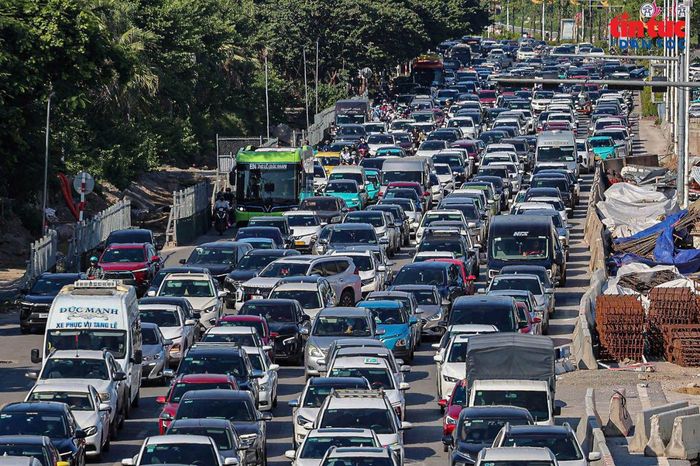 Tại khu vực cầu Vĩnh Tuy, các tuyến Cổ Linh, Đàm Quang Trung cũng ghi nhận lượng phương tiện tăng mạnh. Nhiều thời điểm, các dòng xe nối dài, di chuyển khó khăn.