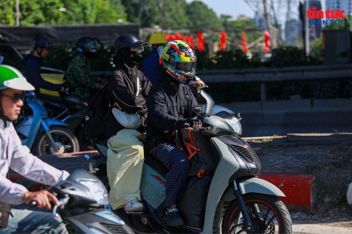 Trên các tuyến đường hướng vào nội đô, nhiều phương tiện chở theo hành lý, đồ đạc và những món quà quê sau kỳ nghỉ.