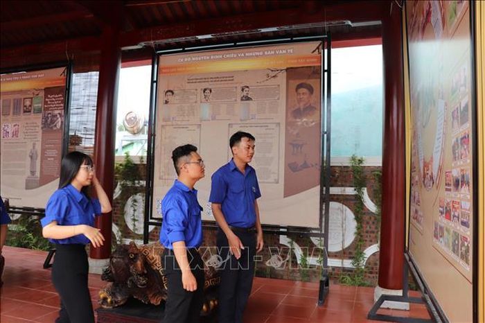 Thanh niên, học sinh viếng thăm và tìm hiểu về cuộc đời, sự nghiệp của Danh nhân văn hoá Nguyễn Đình Chiểu.