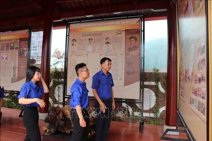Thanh niên, học sinh viếng thăm và tìm hiểu về cuộc đời, sự nghiệp của Danh nhân văn hoá Nguyễn Đình Chiểu.