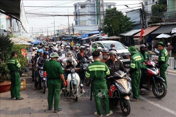 Các nhân viên bến phà Cát Lái được huy động bán vé cho khách ngay trên đường.