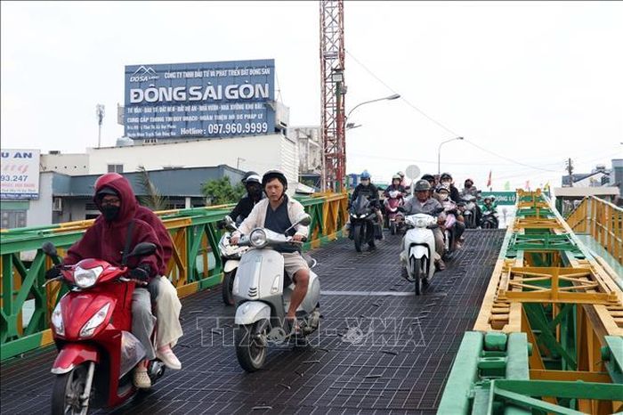 Các phương tiện di chuyển lên phà Cát Lái để trở về TP Hồ Chí Minh.