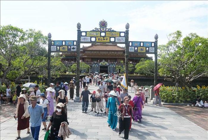 Du khách tham quan Đại Nội Huế, trong ngày Quốc khánh 2/9/2026. Ảnh: Nguyên Lý/TTXVN