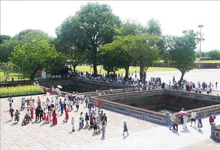 Đông đảo du khách ở Quảng trường Ngọ Môn trước Đại Nội Huế, trong ngày Quốc khánh 2/9/2026. Ảnh: Nguyên Lý/TTXVN