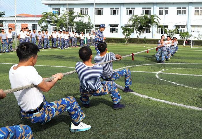 Các đội thi tranh tài sôi nổi ở nội dung kéo co tại khu vực Căn cứ quân sự Long Sơn.