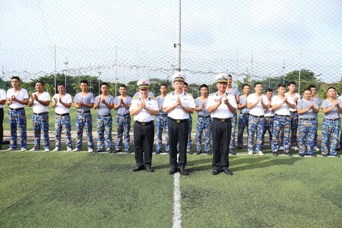 Đại tá Lê Đức Thảnh, Lữ đoàn trưởng Lữ đoàn 167 dự, cổ vũ, động viên các đội thi.