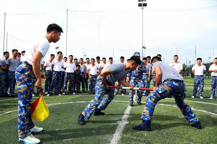 Các vận động viên tranh tài ở nội dung đẩy gậy.
