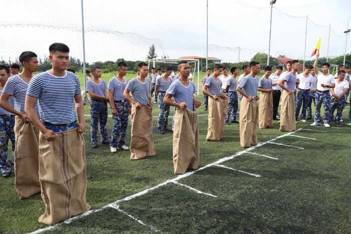 Nội dung thi nhảy bao bố diễn ra sôi nổi, hấp dẫn.