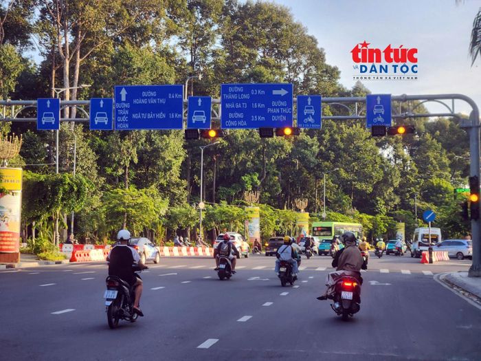 Cửa ngõ sân bay Tân Sơn Nhất thông thoáng trong chiều ngày 2/9.