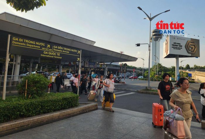Hành khách xuống Sân bay Tân Sơn Nhất trở lại TP Hồ Chí Minh sau kỳ nghỉ lễ kéo dài.