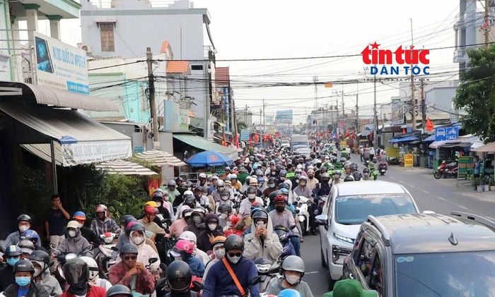 Xe xếp hàng dài phía Đồng Nai để chờ qua phà Cát Lái sau kỳ nghỉ lễ.