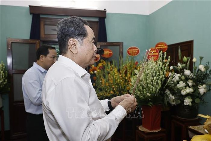 Chủ tịch Quốc hội Trần Thanh Mẫn dâng hương tưởng nhớ Chủ tịch Hồ Chí Minh. Ảnh: Doãn Tấn/TTXVN