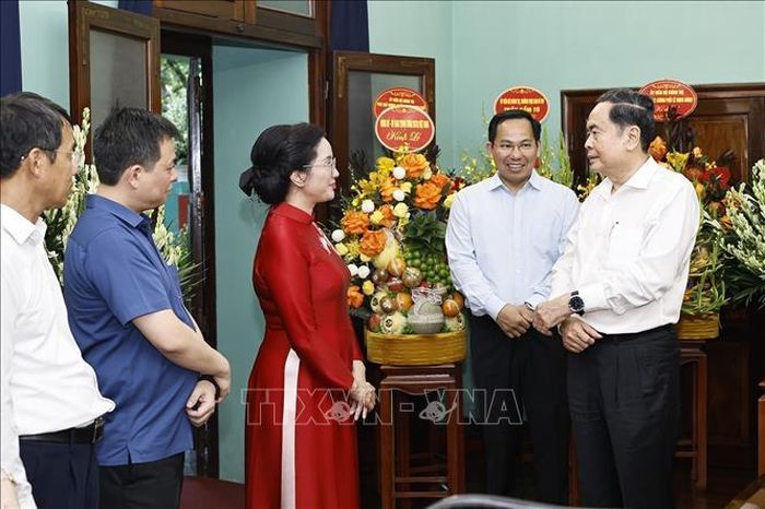 Chủ tịch Quốc hội Trần Thanh Mẫn trò chuyện với các cán bộ, nhân viên tại Nhà 67, Khu Di tích Chủ tịch Hồ Chí Minh trong Phủ Chủ tịch. Ảnh: Doãn Tấn/TTXVN