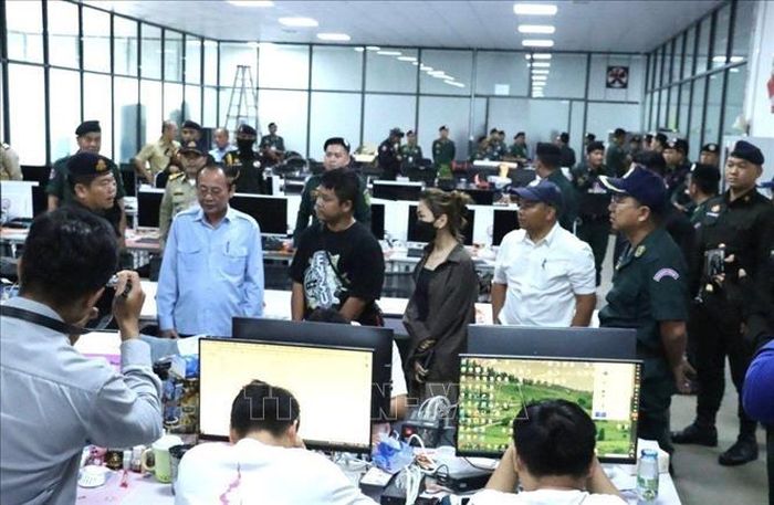 Lực lượng chức năng tỉnh Kratie đột kích một địa điểm tại huyện Snuol được sử dụng làm trung tâm lừa đảo trực tuyến trên địa bàn. Ảnh tư liệu: AKP/TTXVN phát