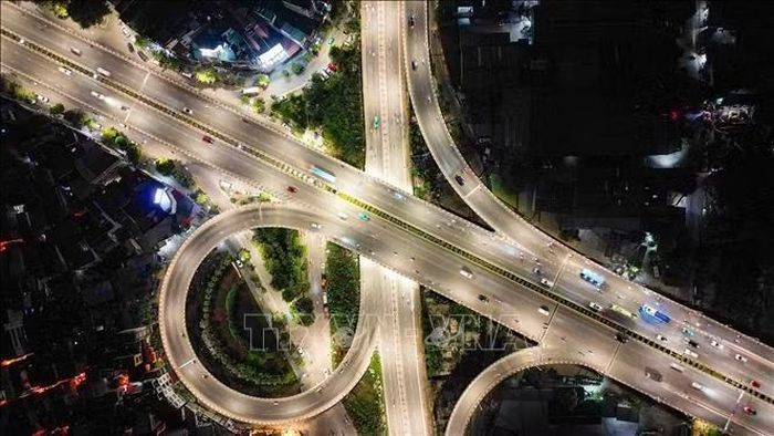 Mật độ giao thông thông thoáng hướng cầu Vĩnh Tuy vào nội thành lúc chiều muộn ngày 2/9.