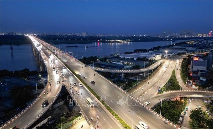Mật độ giao thông thông thoáng hướng cầu Vĩnh Tuy vào nội thành lúc chiều muộn ngày 2/9.