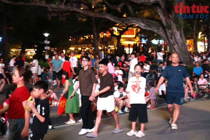 Những nét mặt thơ ngây của con trẻ chờ giây phút bắn pháo hoa.