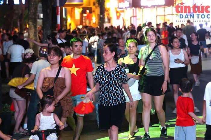 Không chỉ người dân Thủ đô, nhiều du khách nước ngoài cũng hòa vào dòng người vui chơi tại khu vực hồ Hoàn Kiếm trong tối Quốc khánh 2/9.