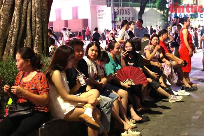 Khu vực trung tâm hồ Hoàn Kiếm đông kín người dân và du khách vui chơi, chờ đón màn pháo hoa mừng Quốc khánh 2/9.