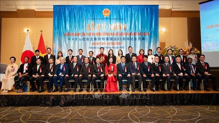 Tổng Lãnh sự Trịnh Thị Mai Phương chụp ảnh kỷ niệm cùng đại biểu, lãnh đạo địa phương Nhật Bản tới tham dự.