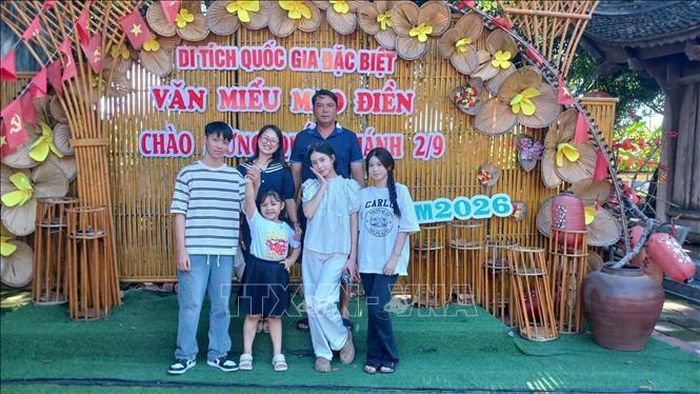 Nhiều gia đình trẻ lựa chọn tham quan di tích Quốc gia đặc biệt Văn Miếu Mao Điền, thành phố Hải Phòng dịp 2/9/2026. Ảnh: TTXVN phát