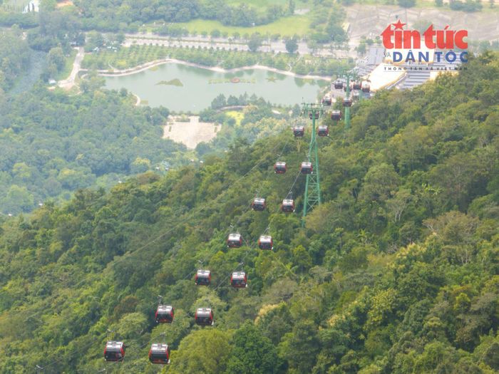 Núi bà Bà Đen nằm trong khối núi gồm ba ngọn núi chính, tổng diện tích 24 km2 gồm Núi Heo - Núi Phụng - Núi Bà Đen. Nơi đây có địa hình đa dạng với nhiều hang động, vách đá granite, thảm thực vật phong phú và quần thể tâm linh.