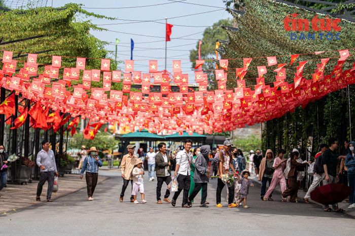 Người lớn và trẻ nhỏ cùng tận hưởng ngày nghỉ cuối cùng của dịp Quốc khánh tại núi Bà Đen.