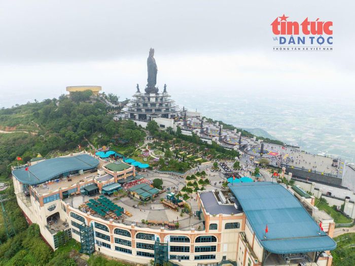 Toàn cảnh Khu du lịch núi Bà Đen nhìn từ trên cao.