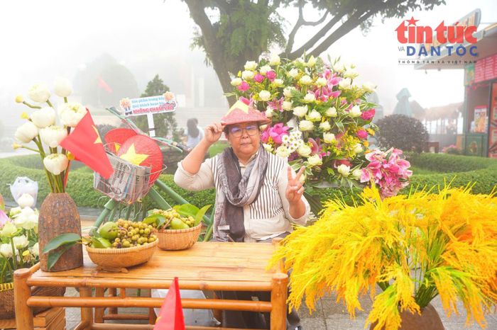 Du khách thích thú chụp ảnh check in tại không gian chợ quê trên đỉnh núi Bà Đen.