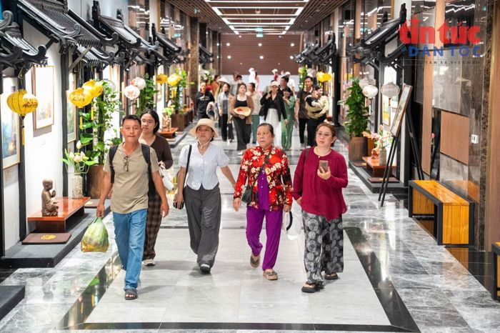 Triển lãm lịch sử với chủ đề “Trọn khoảnh khắc, chạm tự hào” cũng đón đông khách tham quan. Những hình ảnh, tư liệu và vật dụng thời chiến giúp người xem tìm hiểu về các giai đoạn lịch sử gắn với núi Bà Đen.