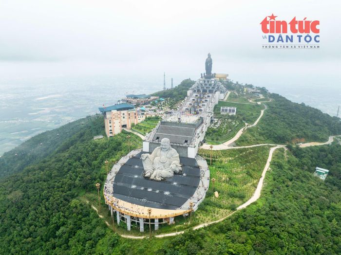 Núi Bà Đen được xem là ngọn núi cao nhất miền Nam Việt Nam (cao 986 m) nằm tại tỉnh Tây Ninh và được mệnh danh là “Nóc nhà Nam Bộ” hay “Đệ nhất thiên sơn”.