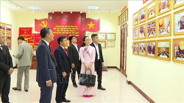 Đoàn cán bộ các bộ, ngành, địa phương Việt Nam tham gia khóa bồi dưỡng nâng cao trình độ tiếng Lào tại Đại học Quốc gia Lào tham quan Phòng Truyền thống của Đại sứ quán Việt Nam tại Lào. Ảnh: Xuân Tú/PV TTXVN tại Lào