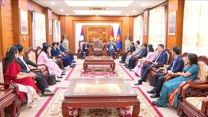 Đại sứ Nguyễn Minh Tâm tiếp Đoàn cán bộ các bộ, ngành, địa phương Việt Nam tham gia khóa bồi dưỡng nâng cao trình độ tiếng Lào tại Đại học Quốc gia Lào do đồng chí Huỳnh Thanh Nhã làm Trưởng đoàn. Ảnh: Xuân Tú/PV TTXVN tại Lào