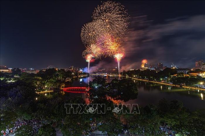 Màn pháo hoa rực rỡ trên bầu trời hồ Hoàn Kiếm. Ảnh: Phạm Tuấn Anh/TTXVN