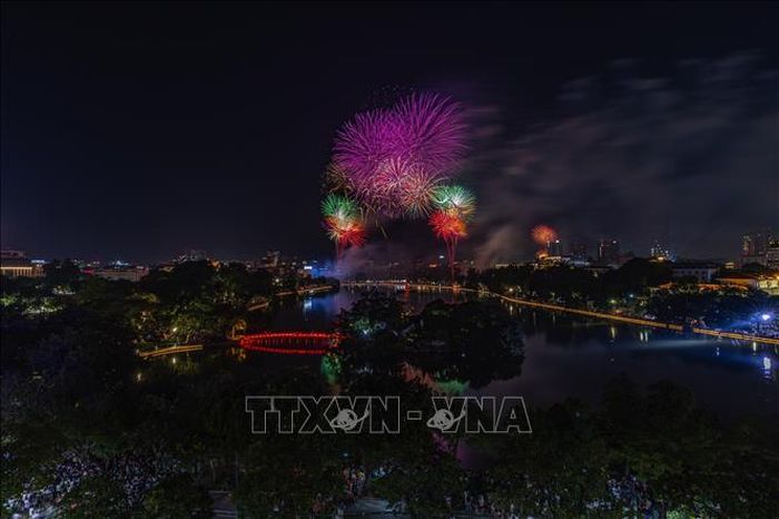 Màn pháo hoa rực rỡ trên bầu trời hồ Hoàn Kiếm. Ảnh: Phạm Tuấn Anh/TTXVN
