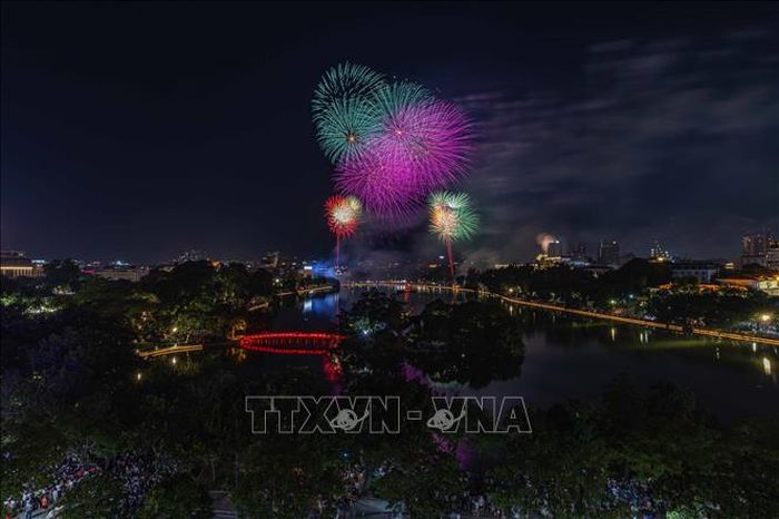Màn pháo hoa rực rỡ trên bầu trời hồ Hoàn Kiếm. Ảnh: Phạm Tuấn Anh/TTXVN