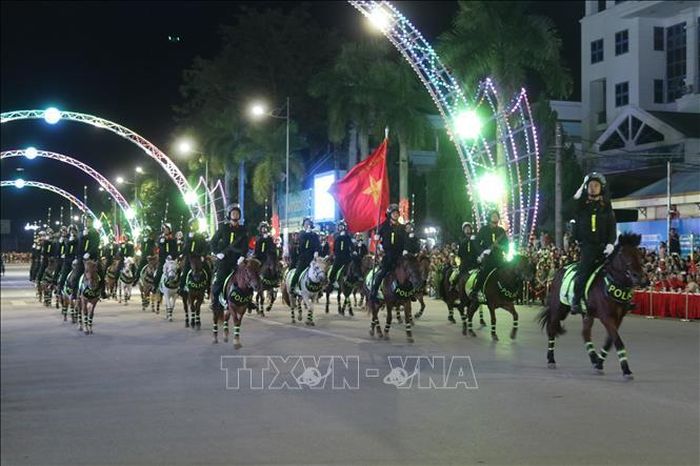 Đoàn Cảnh sát cơ động Kỵ binh trình diễn tại chương trình.