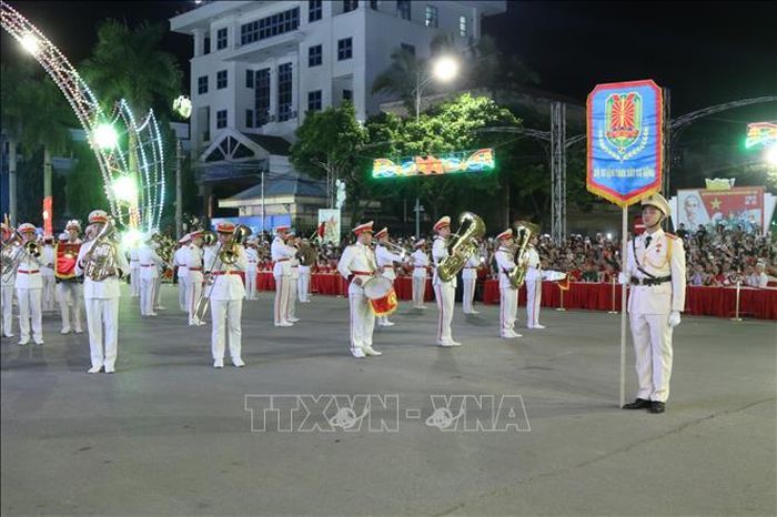 Đoàn Quân nhạc - Bộ Tư lệnh Cảnh sát cơ động diễu hành tại chương trình.