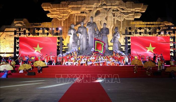 Tiết mục tiết mục nghệ thuật tái hiện những dấu mốc hào hùng của lịch sử dân tộc Việt Nam.