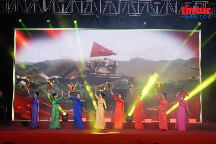 Các tiết mục nghệ thuật tái hiện không khí hào hùng của mùa thu lịch sử năm 1945.