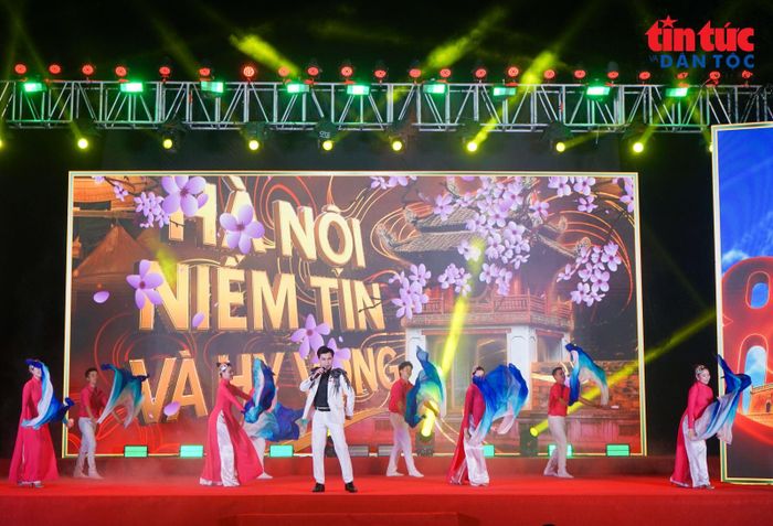 Những giai điệu về Hà Nội, đất nước vang lên giữa không gian vườn hoa khu vực Đền Bà Kiệu.