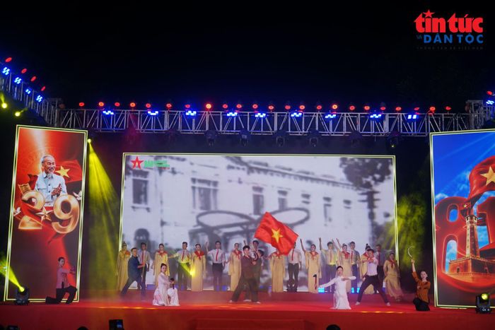 Chương trình nghệ thuật góp phần tạo không khí vui tươi, phấn khởi trong ngày hội lớn của dân tộc.
