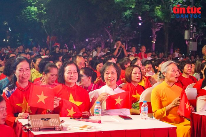 Đông đảo khán giả chăm chú theo dõi các tiết mục nghệ thuật trong chương trình.