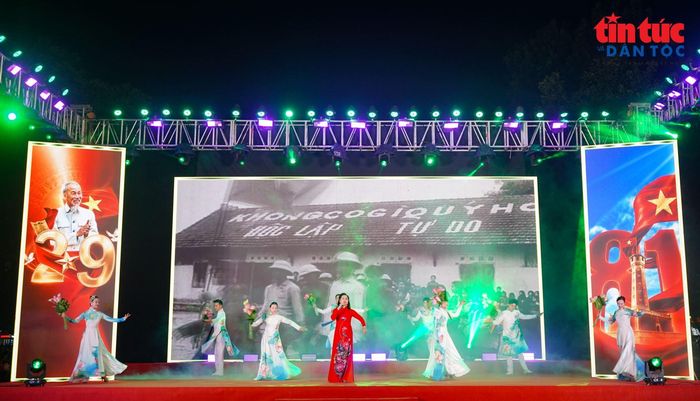 Các nghệ sĩ mang đến những tiết mục nghệ thuật giàu cảm xúc, kết nối lịch sử với đời sống đương đại.