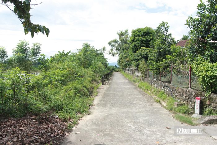 Tuyến đường giao thông trên đỉnh kè có chiều dài khoảng 2,5 km, cơ bản bám theo tuyến đường hiện hữu và được cải tạo cục bộ tại một số vị trí để phù hợp với điều kiện địa hình. Phương án thiết kế ưu tiên tận dụng nền, mặt đường hiện có nhằm hạn chế tối đa khối lượng giải phóng mặt bằng và chi phí đầu tư xây dựng.