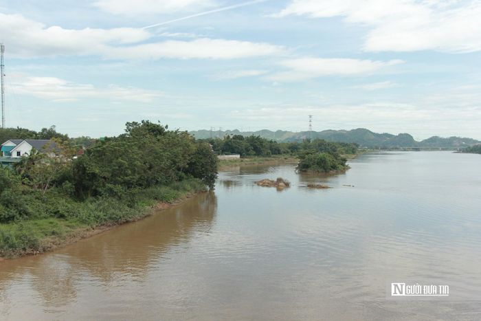 Trước đó, vào năm 2005, tỉnh Hà Tĩnh đã đầu tư xây dựng một tuyến kè rọ đá để bảo vệ tính mạng, tài sản của người dân ven bờ. Tuy nhiên, sau hơn 2 thập kỷ sử dụng, tuyến kè đã xuống cấp nghiêm trọng, nhiều đoạn không còn đủ khả năng bảo vệ bờ.