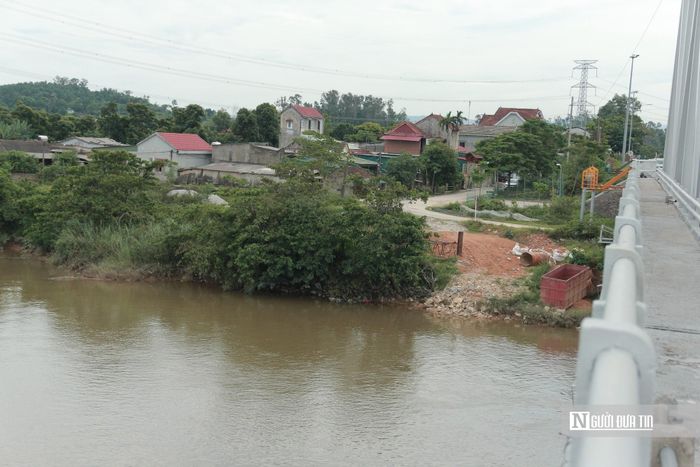 Dọc tuyến kè sẽ được lắp đặt hệ thống lan can bảo đảm an toàn và xây dựng 12 bến dân sinh phục vụ nhu cầu đi lại, sinh hoạt của người dân. Dự án cũng thực hiện hoàn trả trạm bơm tại vị trí K1+750, bố trí 2 máy bơm; đồng thời hoàn trả 3 tuyến đường kết nối dân sinh phục vụ thi công, với tổng chiều dài 540 m và bề rộng trung bình 4 m.