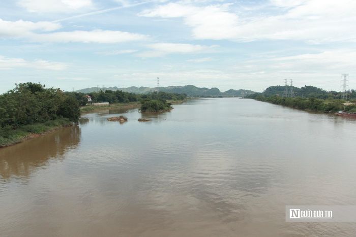 Nhiều năm nay, mỗi khi mùa mưa lũ đến, hàng trăm hộ dân sống bên bờ sông Ngàn Sâu (đoạn qua xã Tứ Mỹ, tỉnh Hà Tĩnh) lại sống trong nỗi thấp thỏm khi dòng nước không ngừng khoét sâu, dẫn đến sạt lở nghiêm trọng.
