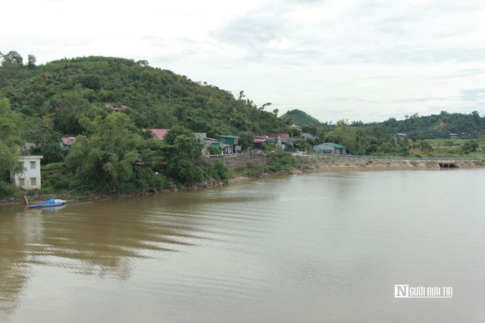 Quy mô gồm xây dựng tuyến kè kết hợp đường giao thông dài khoảng 2,5 km, chia thành 2 tuyến. Trong đó, tuyến 1 gồm đoạn từ K0 đến K0+804, dài 804 m và đoạn từ K1+640 đến K2+500, dài 860 m. Tuyến 2 có chiều dài 836 m, từ K0+00 đến K0+836.