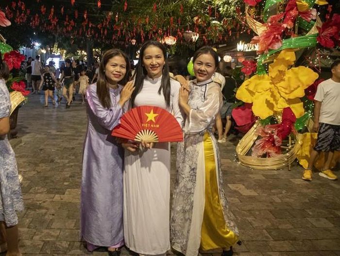 Du khách trải nghiệm không gian Phố cổ Hoa Lư về đêm (Ảnh: Trung tâm Thông tin xúc tiến du lịch Ninh Bình).